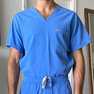 FIGS SCRUB TOP (ciel blue)